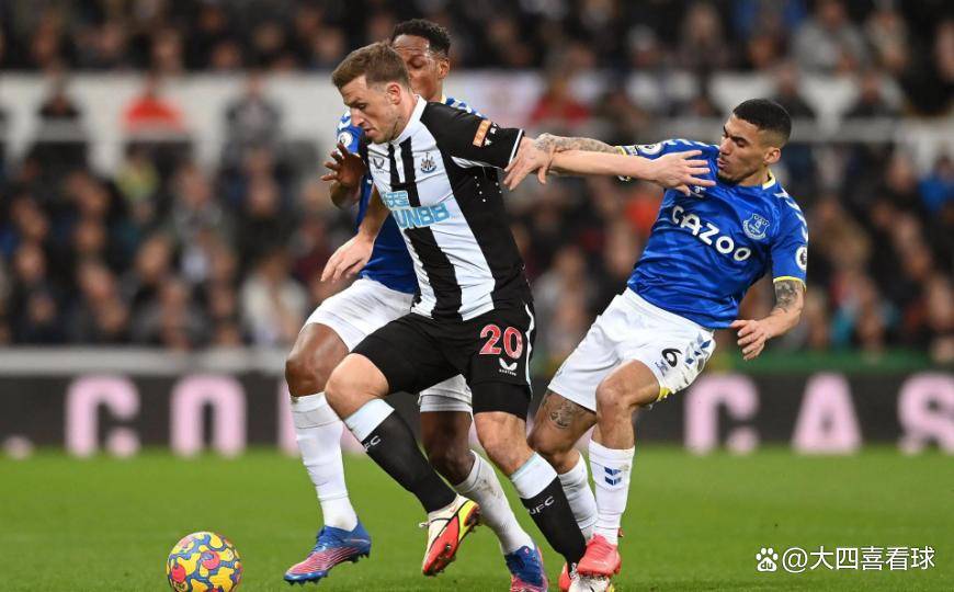 纽卡斯尔迎欧联关键赛，清晨造点机会，气氛紧张，身体对抗强度拉满(曼联和纽卡斯尔)